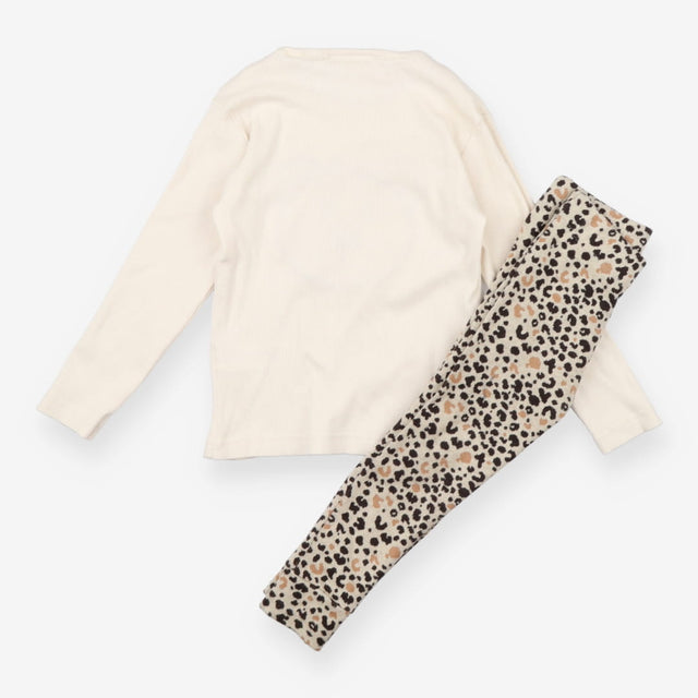 Outfit leopard print knit leggings and knit t-shir