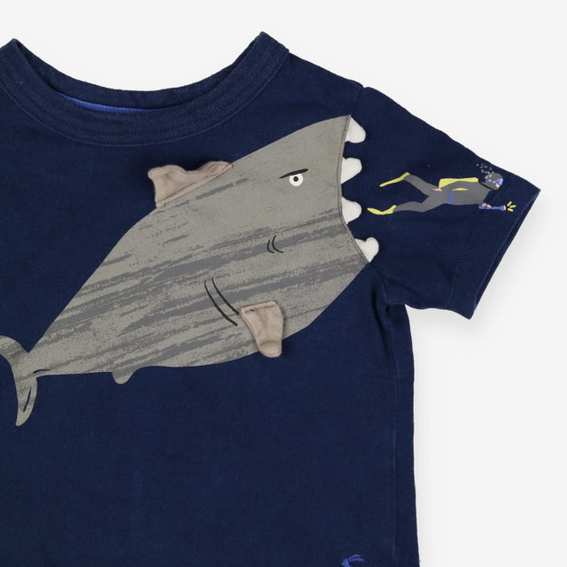 T-Shirt Navy Shark Chasing Scuba Diver