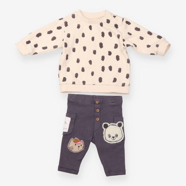 Cream Spotty Sweater and grey Leggings Outfit