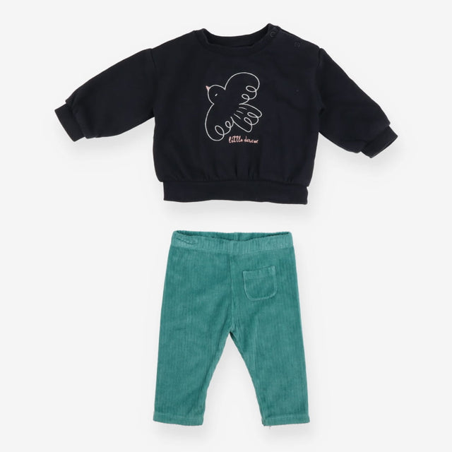 Outfit black bird sweater green leggings