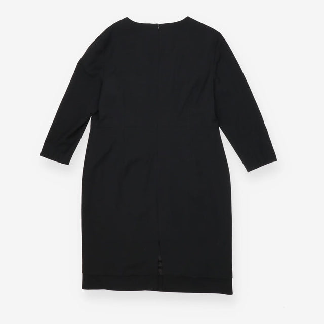 V‑Neck Black Dress – Three‑Quarter Sleeve Style