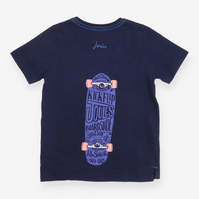 Tee Navy Skateboard 1989 in front and Skate in the