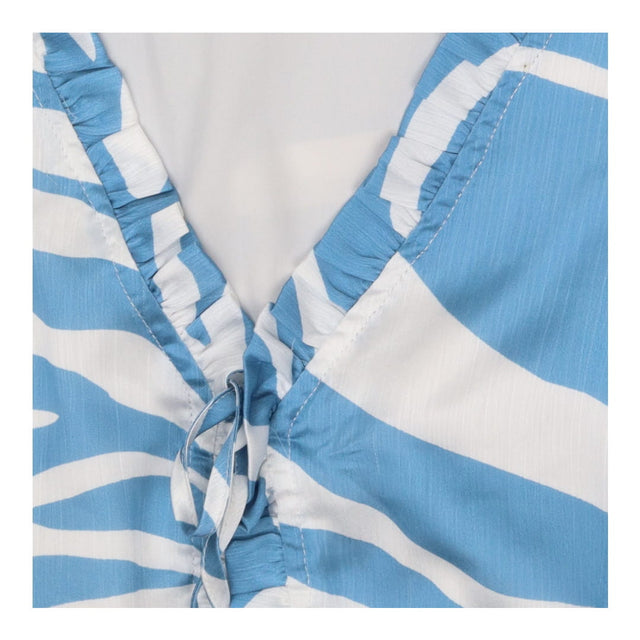 Blue Zebra Print Midi Dress – V‑Neck Ruffle Sleeve