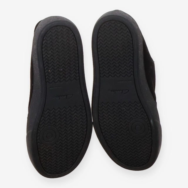 Black canvas pumps