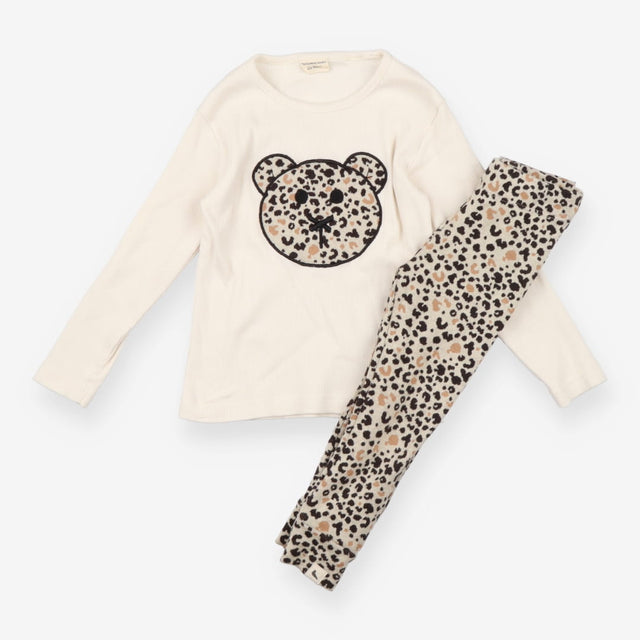 Outfit leopard print knit leggings and knit t-shir