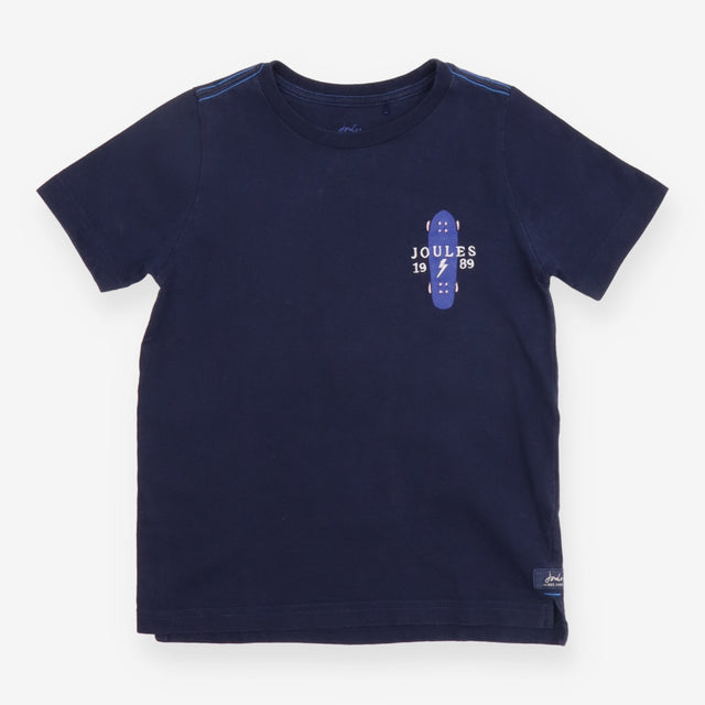 Tee Navy Skateboard 1989 in front and Skate in the