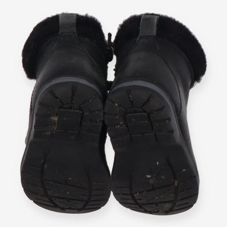 Boots black silver laces black fur
