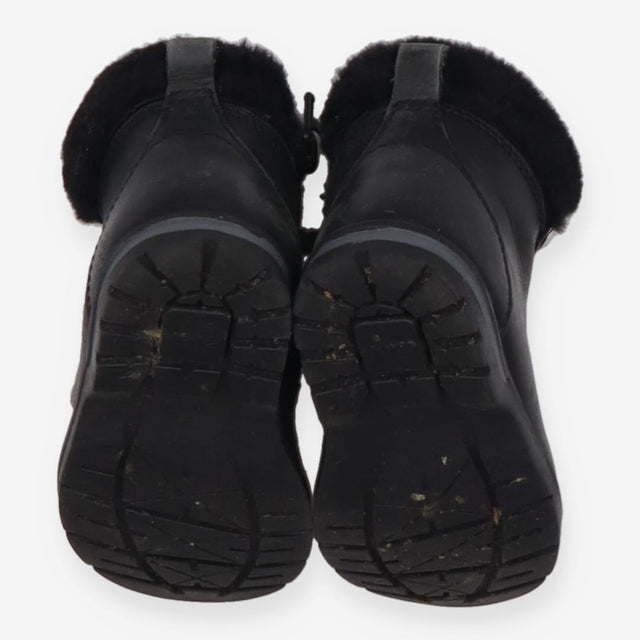 Boots black silver laces black fur