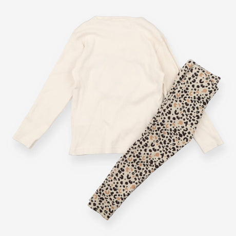 Outfit leopard print knit leggings and knit t-shir