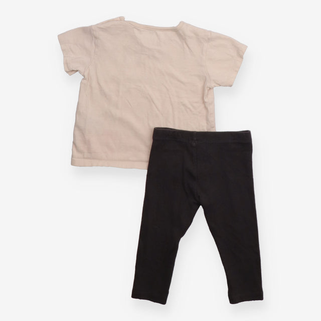 Cream T-shirt and Grey Leggings Outfit 