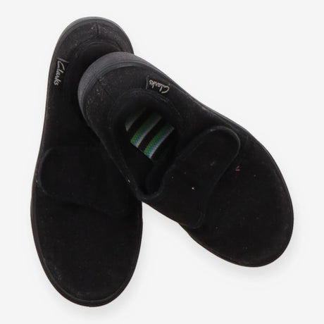 Black canvas pumps