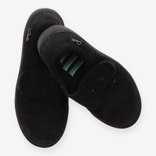Black canvas pumps