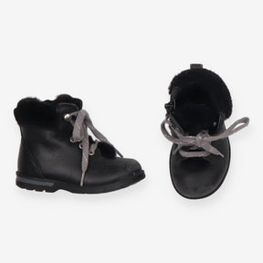 Boots black silver laces black fur