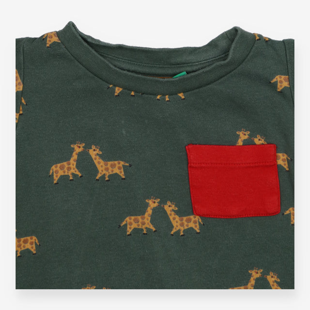 T-shirt green giraffe red pocket 