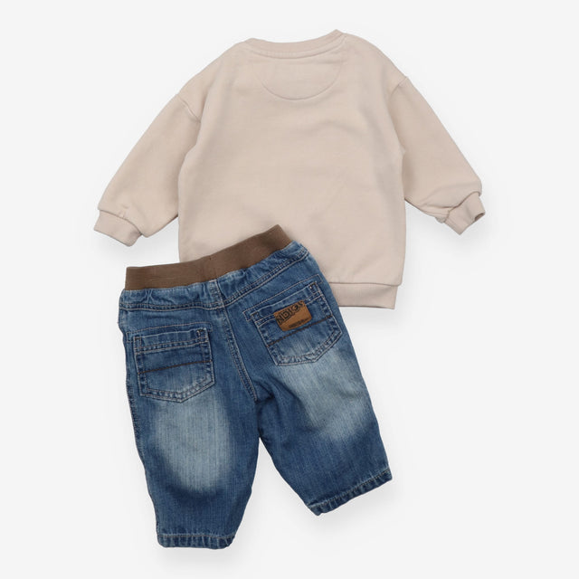 Cream Sweater and Jeans Outfit 