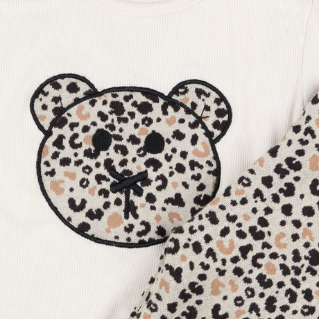 Outfit leopard print knit leggings and knit t-shir