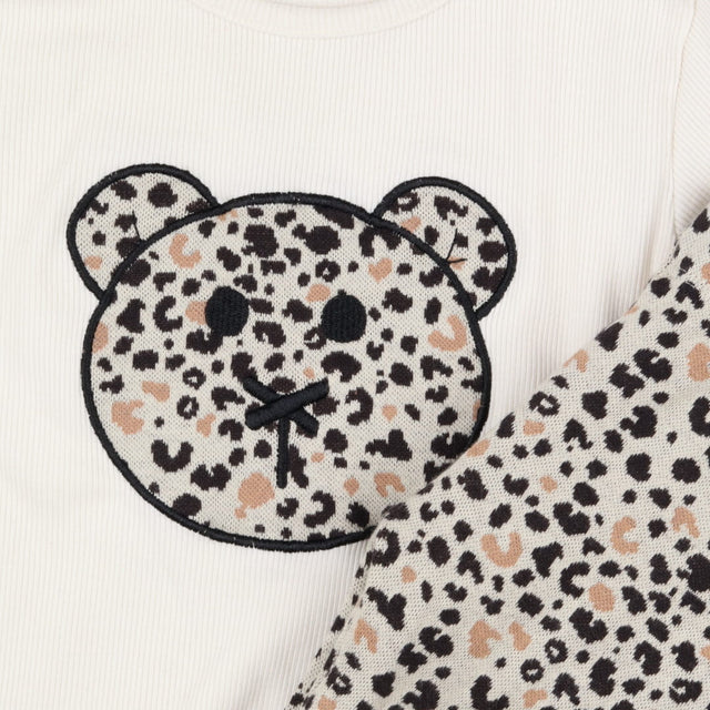 Outfit leopard print knit leggings and knit t-shir