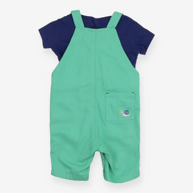 Outfit green dungarees navy blue SS tee