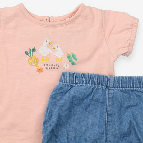 Outfit denim shorts peach SS tee ducks