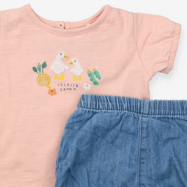 Outfit denim shorts peach SS tee ducks