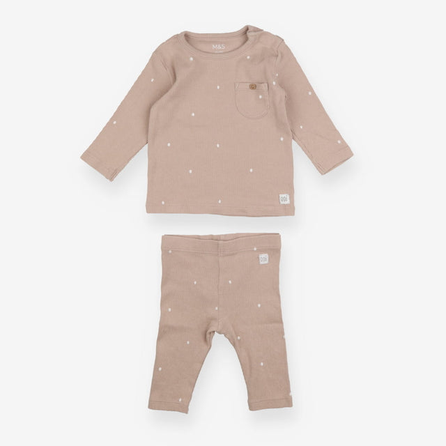 Outfit beige top leggings polka dots
