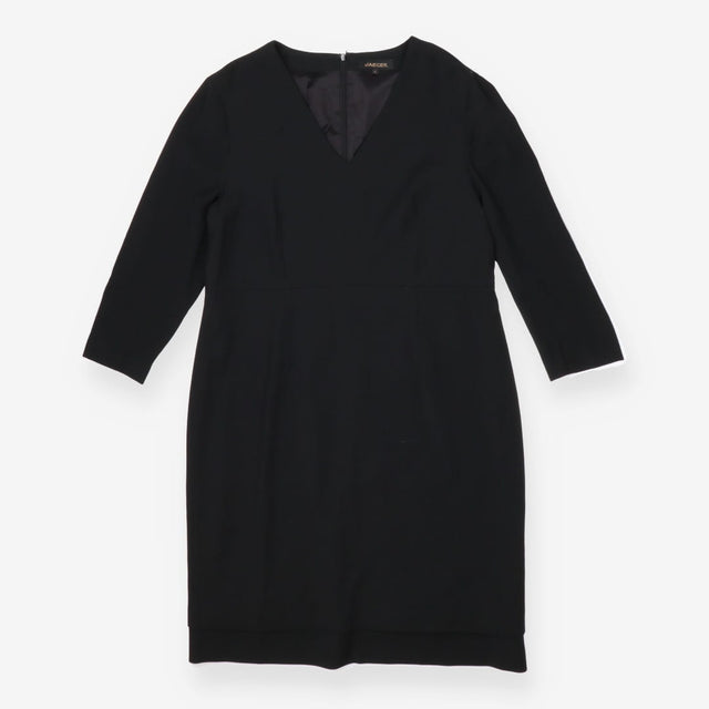 V‑Neck Black Dress – Three‑Quarter Sleeve Style