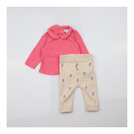 Outfit pink t-shirt and knitted leggings with rose