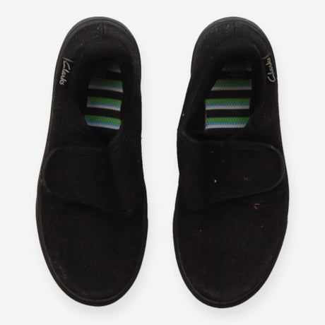 Black canvas pumps