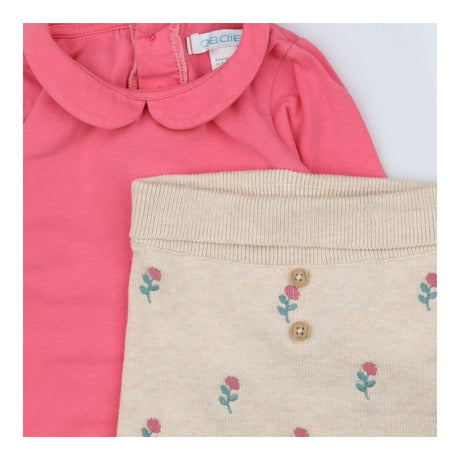 Outfit pink t-shirt and knitted leggings with rose